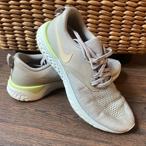 Nike Womens Odyssey React 2 Flyknit Running Sneakers size 8